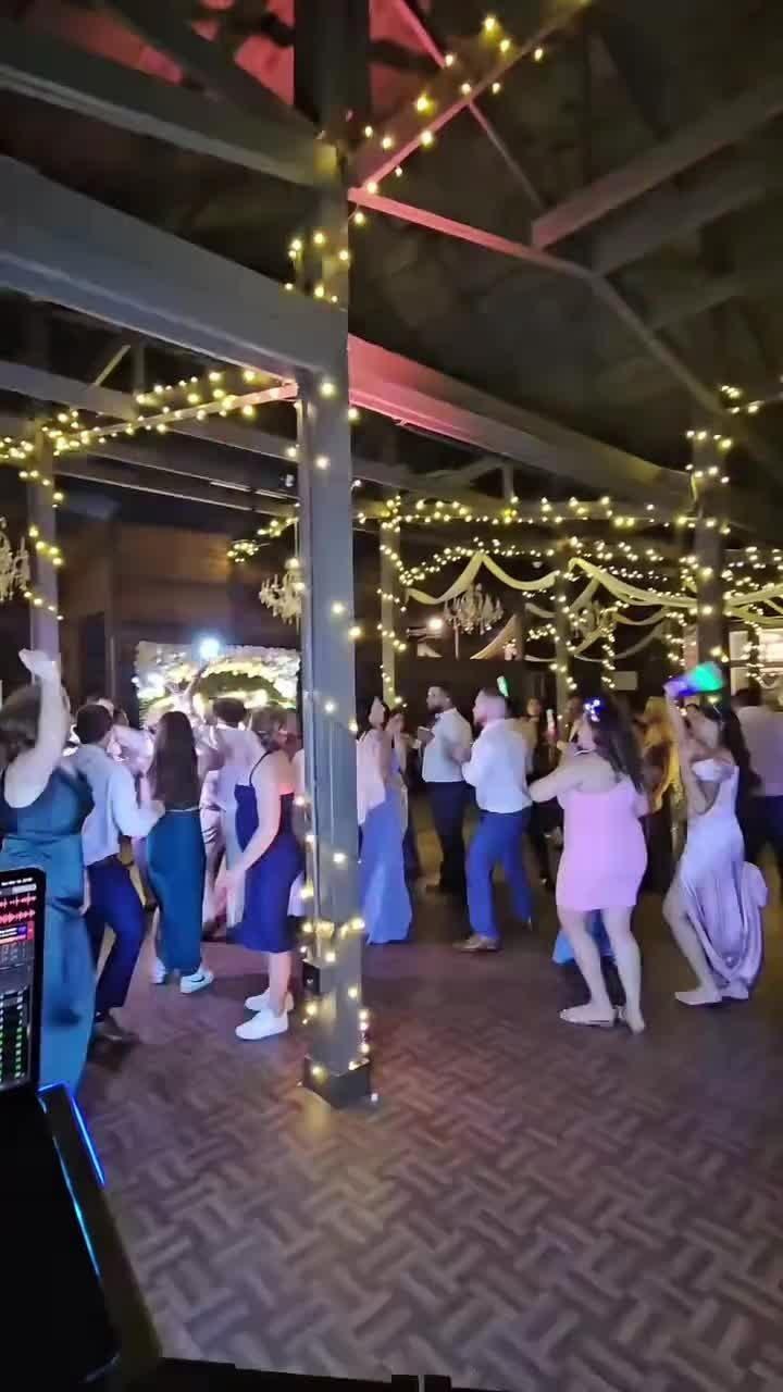 Pista llena en una boda