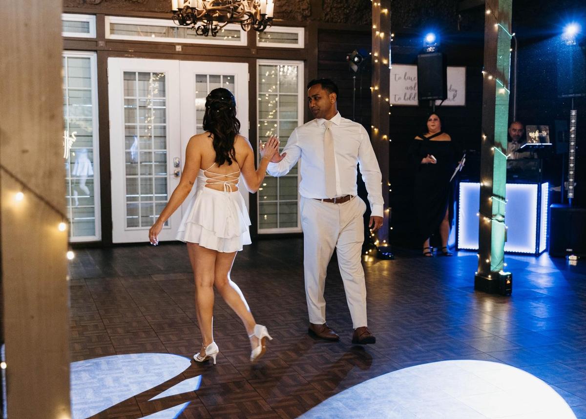 Invitados celebrando con los novios