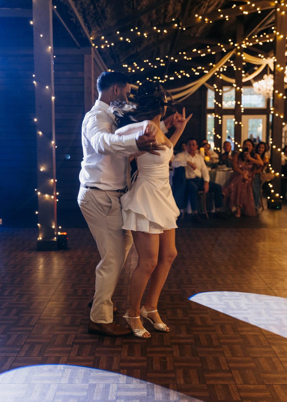Novios bailando en la boda