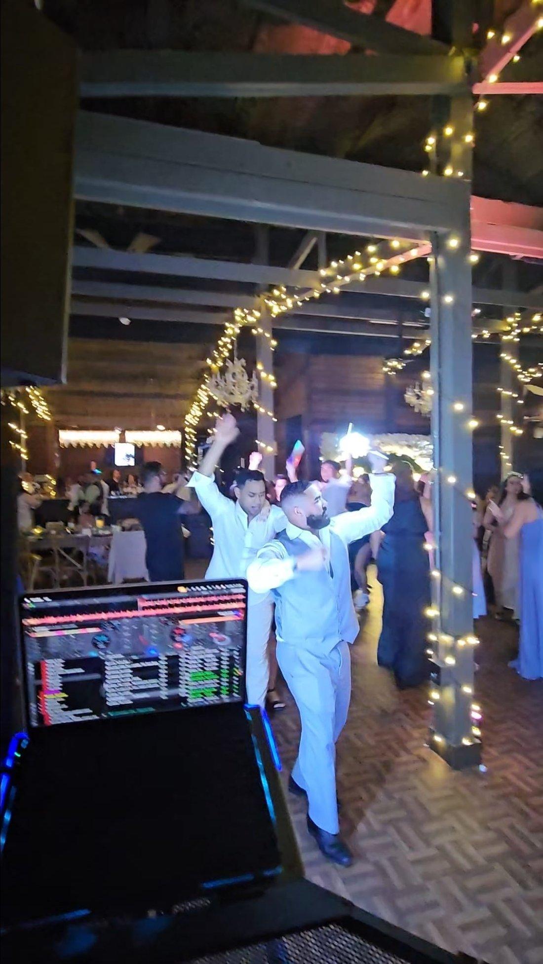 El novio y sus amigos bailando con barras de luz