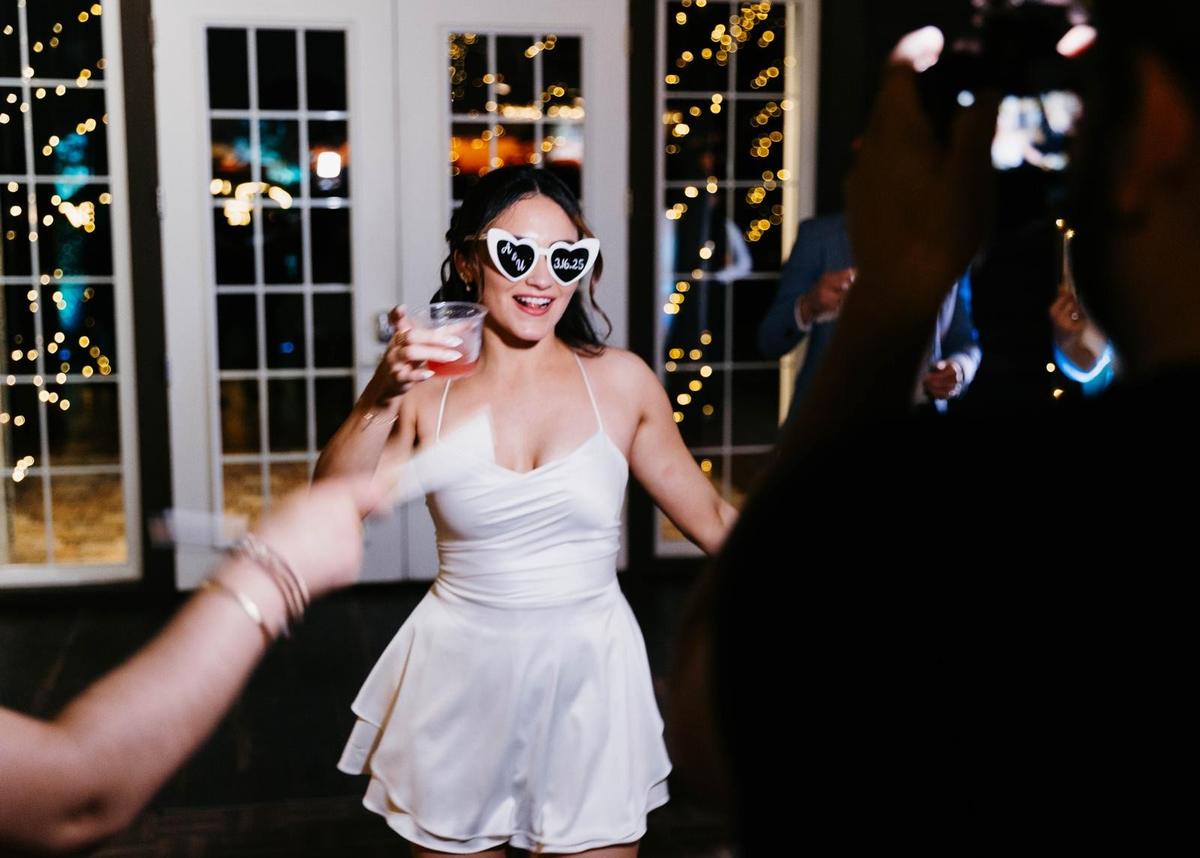 Invitados con accesorios de Hora Loca